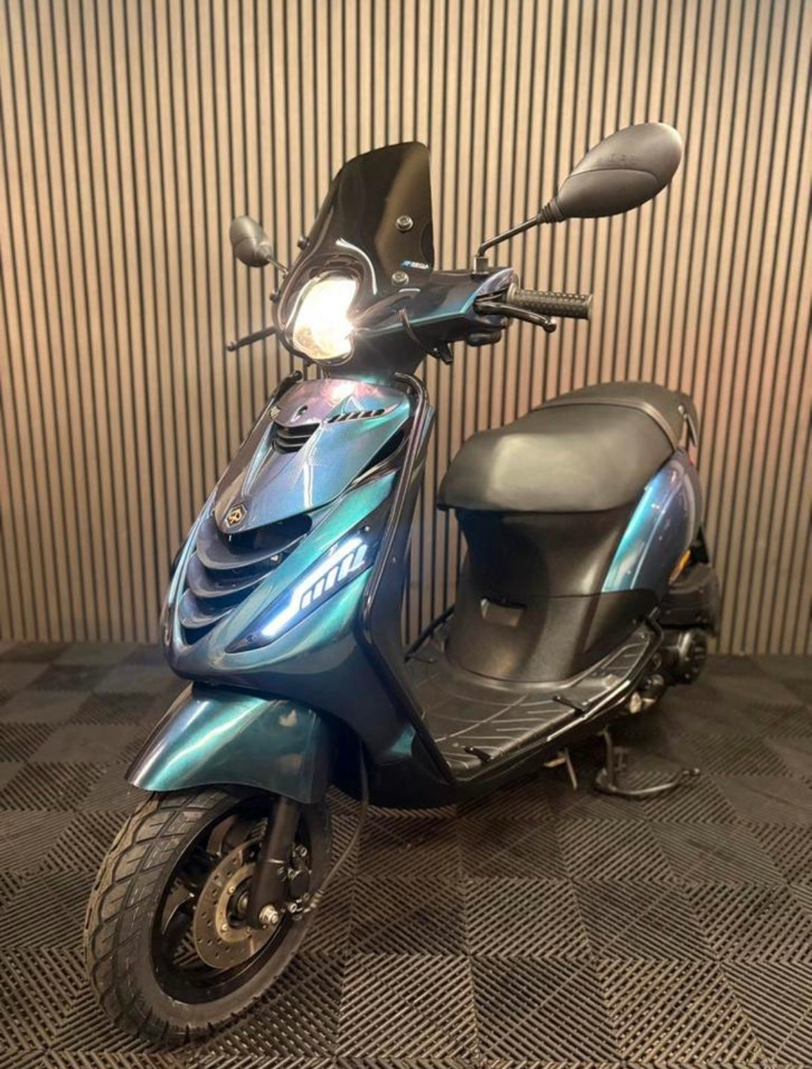 PIAGGIO ZIP 4T 3V BROM 2022 1 EIGENAAR FULL OPTION CAMELEON