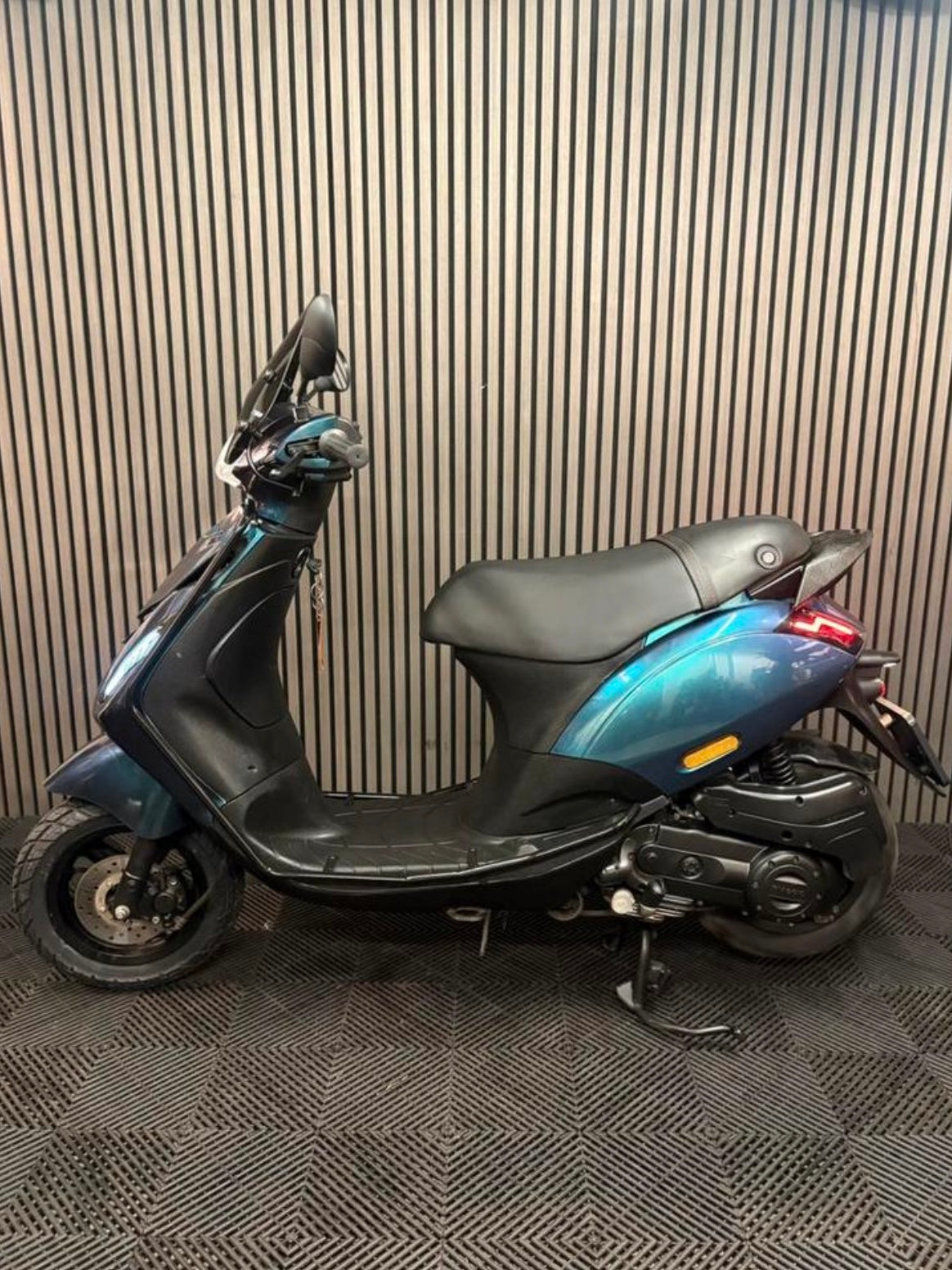 PIAGGIO ZIP 4T 3V BROM 2022 1 EIGENAAR FULL OPTION CAMELEON