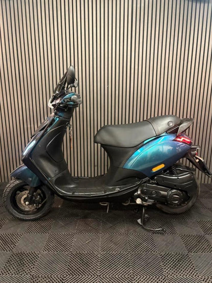 PIAGGIO ZIP 4T 3V BROM 2022 1 EIGENAAR FULL OPTION CAMELEON