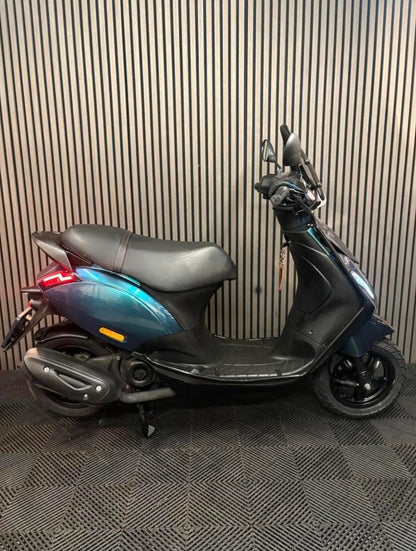 PIAGGIO ZIP 4T 3V BROM 2022 1 EIGENAAR FULL OPTION CAMELEON