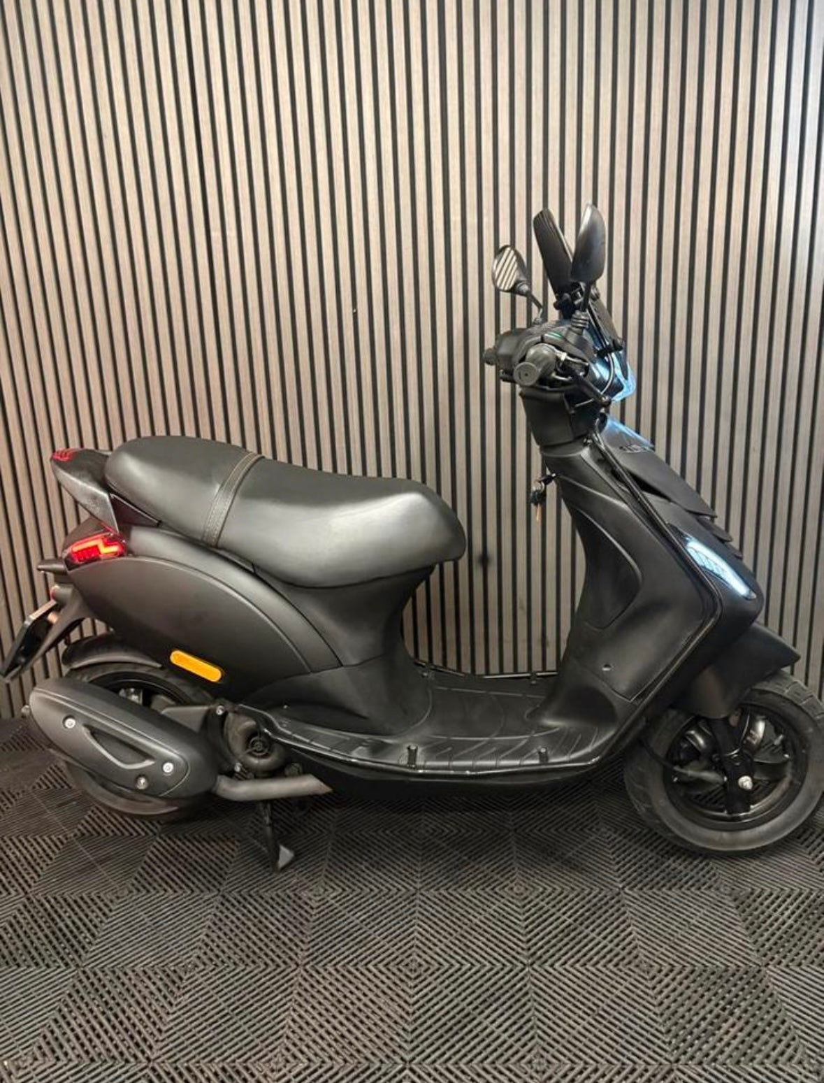 PIAGGIO ZIP 4T 3V BROM 2022 FULL OPTION MAT ZWART