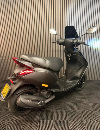 PIAGGIO ZIP 4T 3V BROM 2022 FULL OPTION MAT ZWART