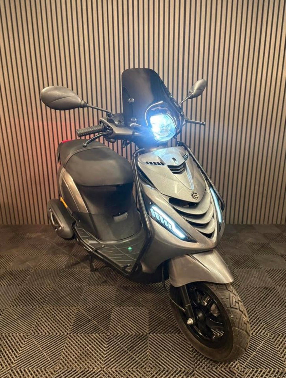 PIAGGIO ZIP 4T 3V BROM 2021 FULL OPTION PORSCHE AGAAT GRIJS