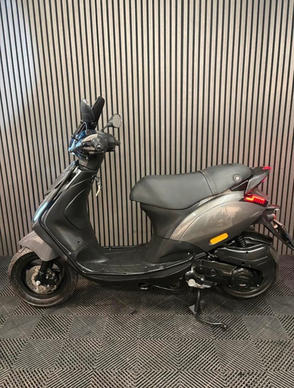 PIAGGIO ZIP 4T 3V BROM 2021 FULL OPTION PORSCHE AGAAT GRIJS