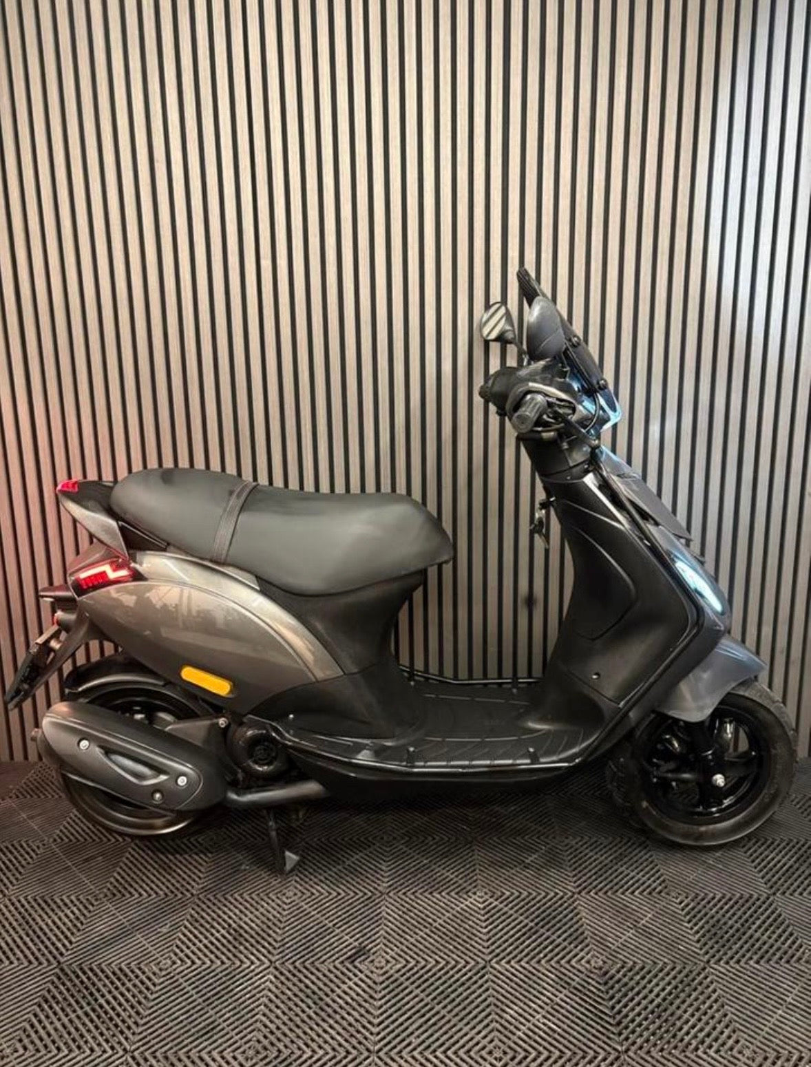 PIAGGIO ZIP 4T 3V BROM 2021 FULL OPTION PORSCHE AGAAT GRIJS