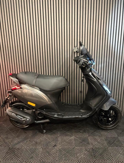 PIAGGIO ZIP 4T 3V BROM 2021 FULL OPTION PORSCHE AGAAT GRIJS