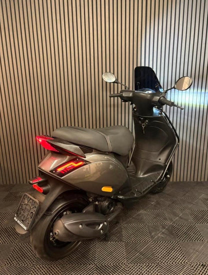 PIAGGIO ZIP 4T 3V BROM 2021 FULL OPTION PORSCHE AGAAT GRIJS