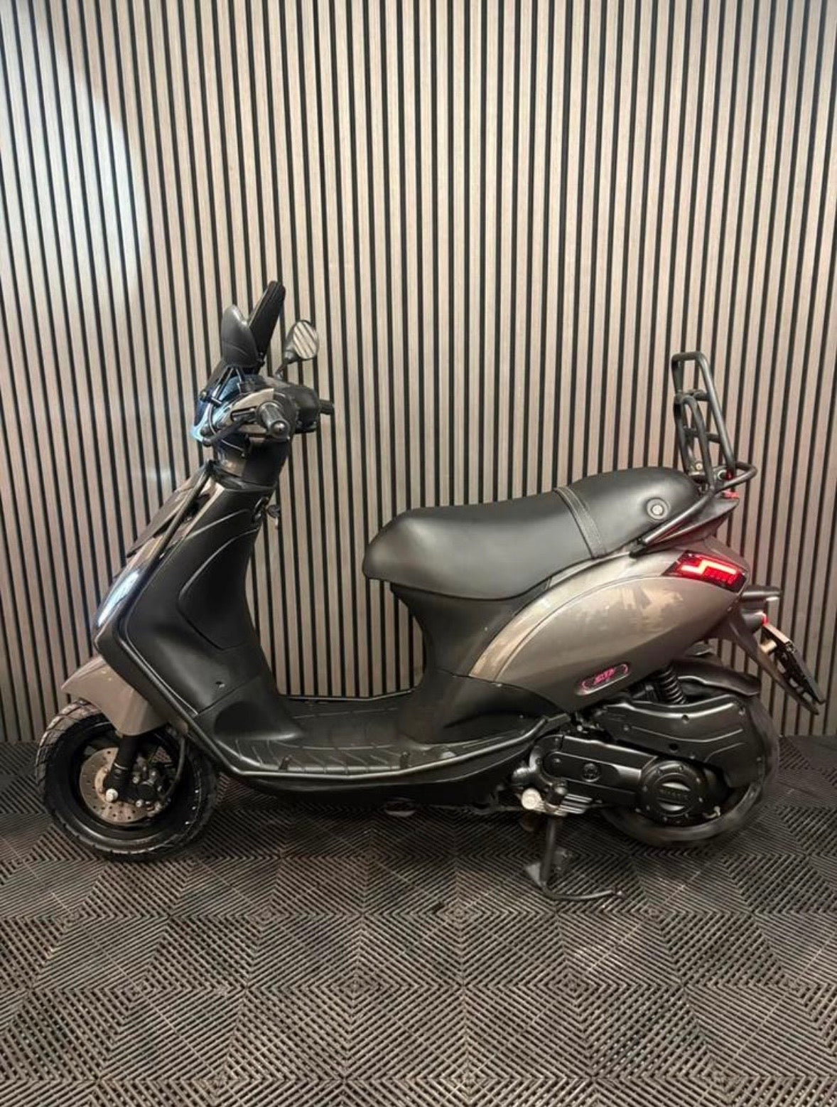 PIAGGIO ZIP 4T 3V BROM 2022 FULL OPTION PORSCHE AGAAT GRIJS