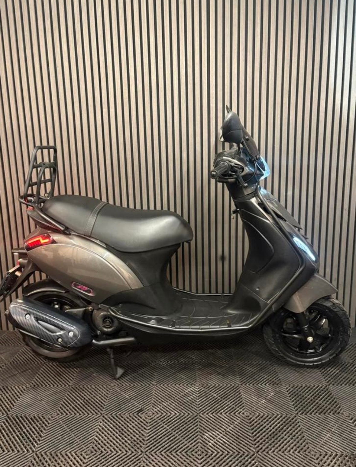 PIAGGIO ZIP 4T 3V BROM 2022 FULL OPTION PORSCHE AGAAT GRIJS