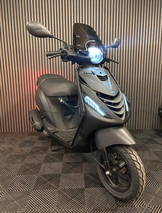 PIAGGIO ZIP BROM 2022 4T 3V FULL OPTION MAT ZWART