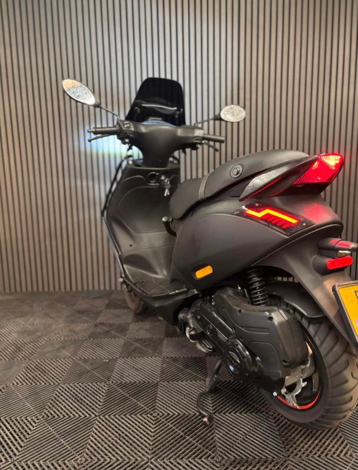 PIAGGIO ZIP BROM 2022 4T 3V FULL OPTION MAT ZWART