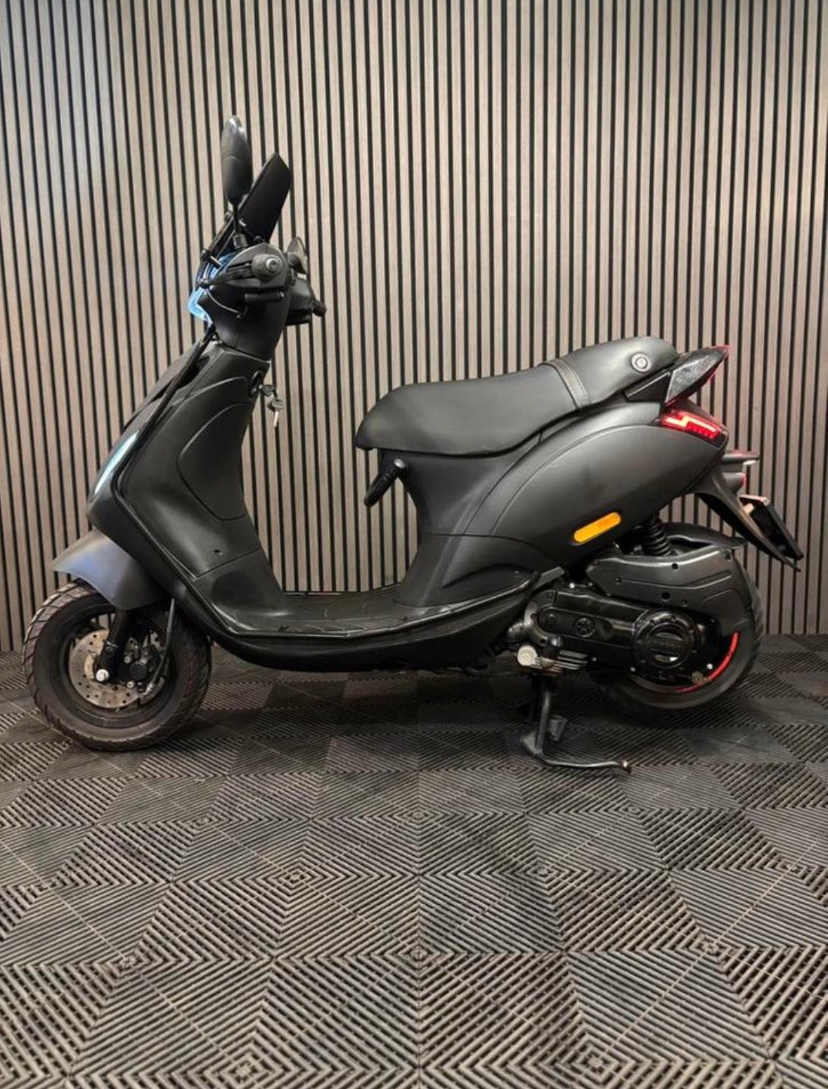 PIAGGIO ZIP BROM 2022 4T 3V FULL OPTION MAT ZWART