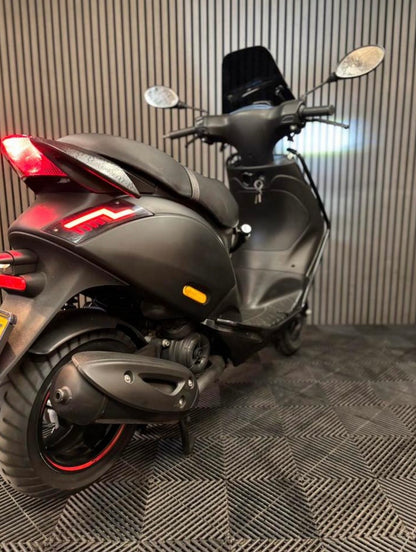 PIAGGIO ZIP BROM 2022 4T 3V FULL OPTION MAT ZWART