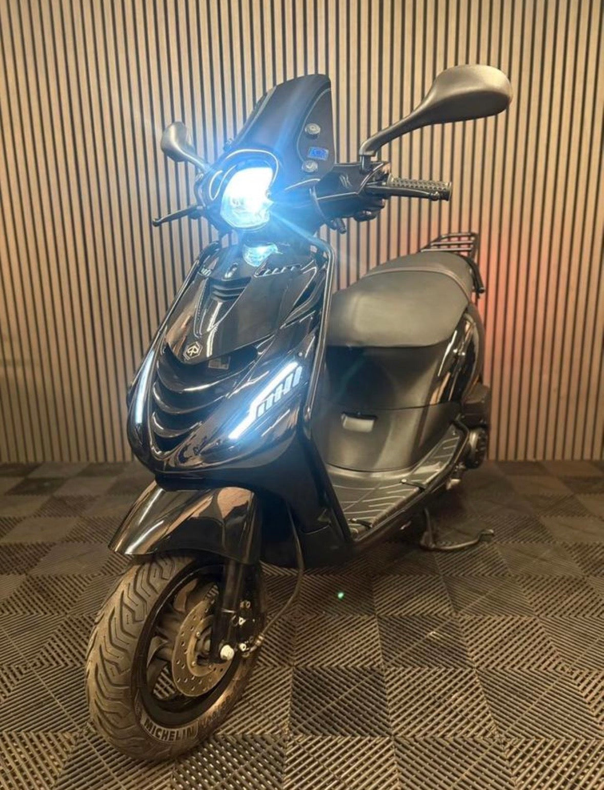 PIAGGIO ZIP 4T 3V BROM 2020 FULL OPTION GLANS ZWART