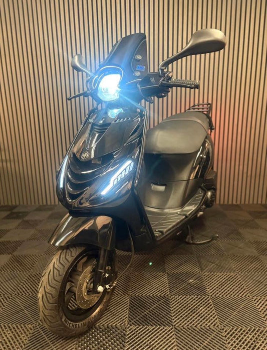 PIAGGIO ZIP 4T 3V BROM 2020 FULL OPTION GLANS ZWART