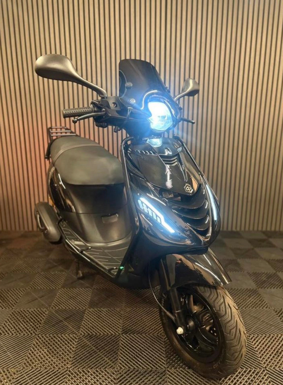 PIAGGIO ZIP 4T 3V BROM 2020 FULL OPTION GLANS ZWART