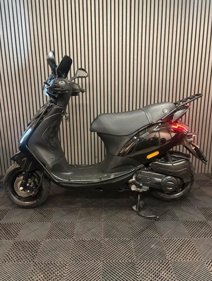 PIAGGIO ZIP 4T 3V BROM 2020 FULL OPTION GLANS ZWART