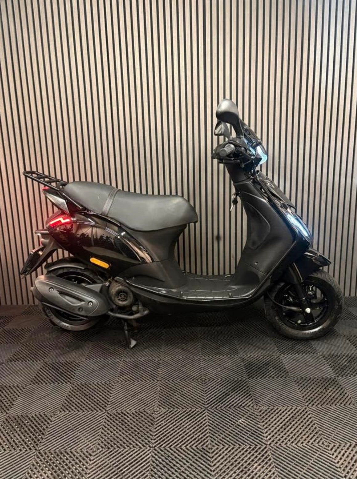 PIAGGIO ZIP 4T 3V BROM 2020 FULL OPTION GLANS ZWART