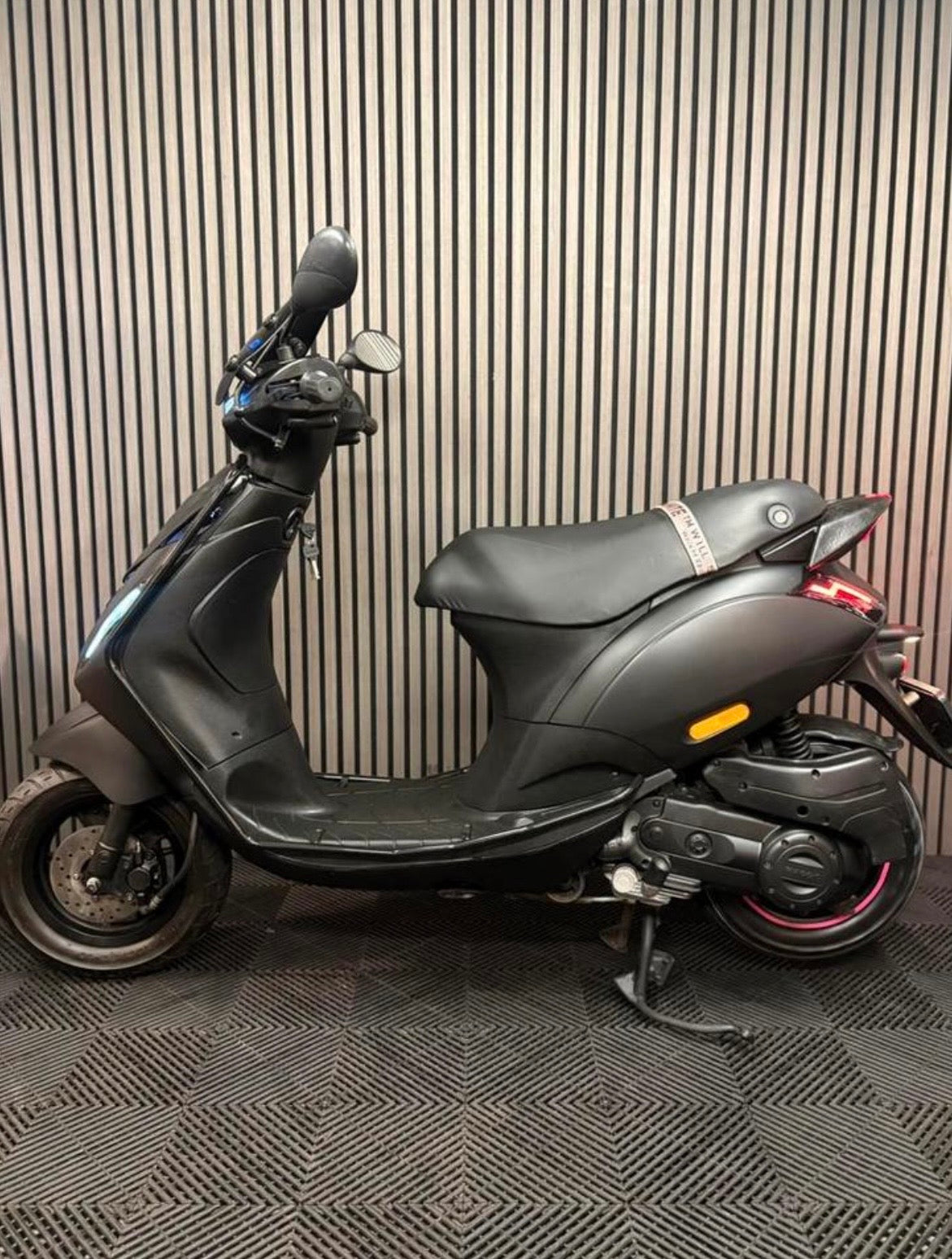 PIAGGIO ZIP 4T 3V BROM 2022 MAT ZWART 1 EIGENAAR FULL OPTION