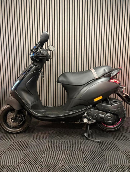 PIAGGIO ZIP 4T 3V BROM 2022 MAT ZWART 1 EIGENAAR FULL OPTION