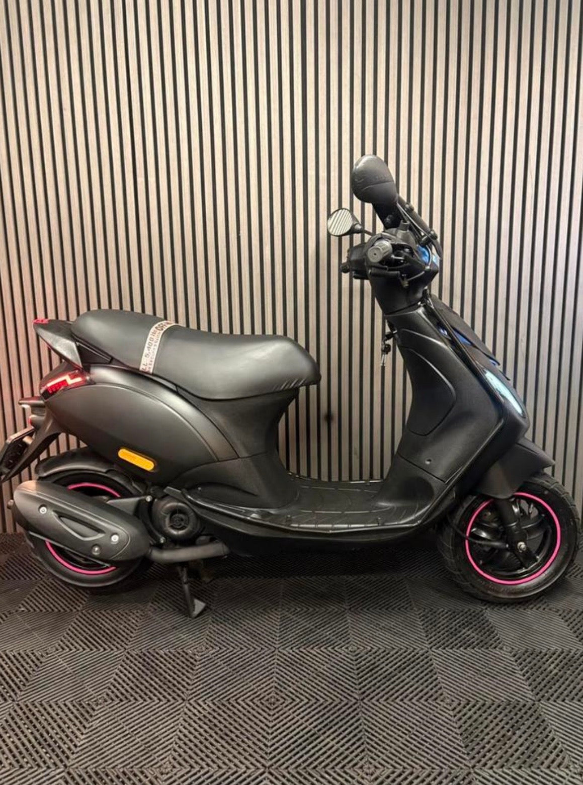PIAGGIO ZIP 4T 3V BROM 2022 MAT ZWART 1 EIGENAAR FULL OPTION