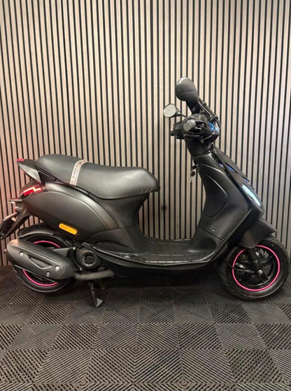 PIAGGIO ZIP 4T 3V BROM 2022 MAT ZWART 1 EIGENAAR FULL OPTION